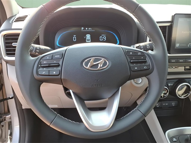 2025 Hyundai Venue SEL Image 12 of 19
