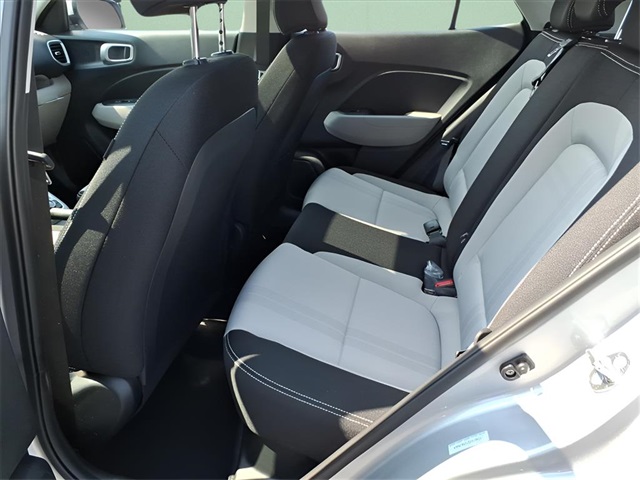 2025 Hyundai Venue SEL Image 8 of 19