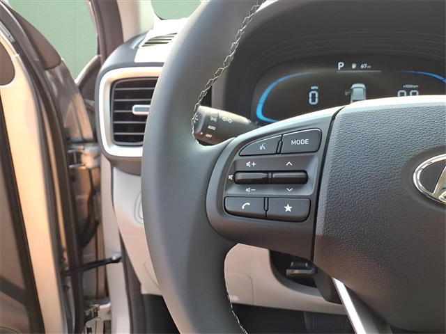 2025 Hyundai Venue SEL Image 11 of 19