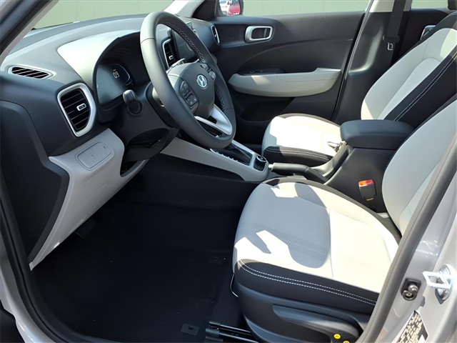 2025 Hyundai Venue SEL Image 9 of 19