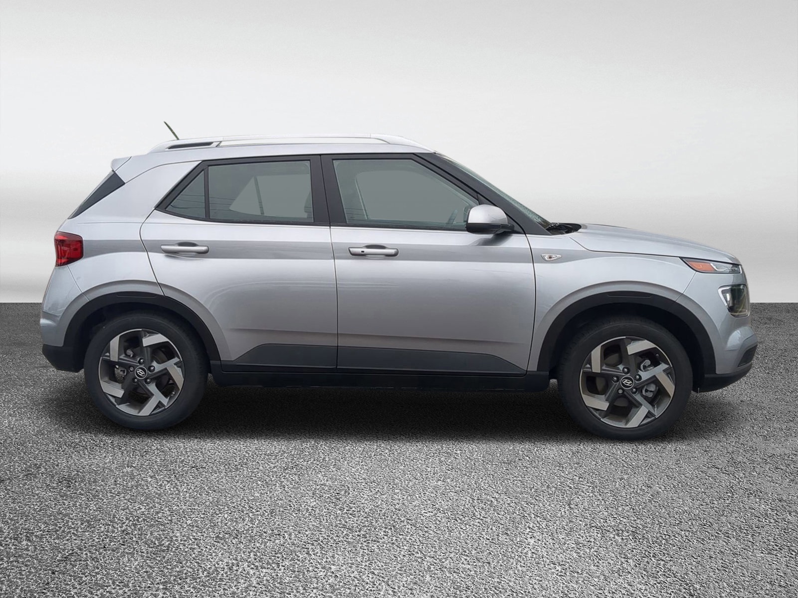 2025 Hyundai Venue SEL Image 4 of 38