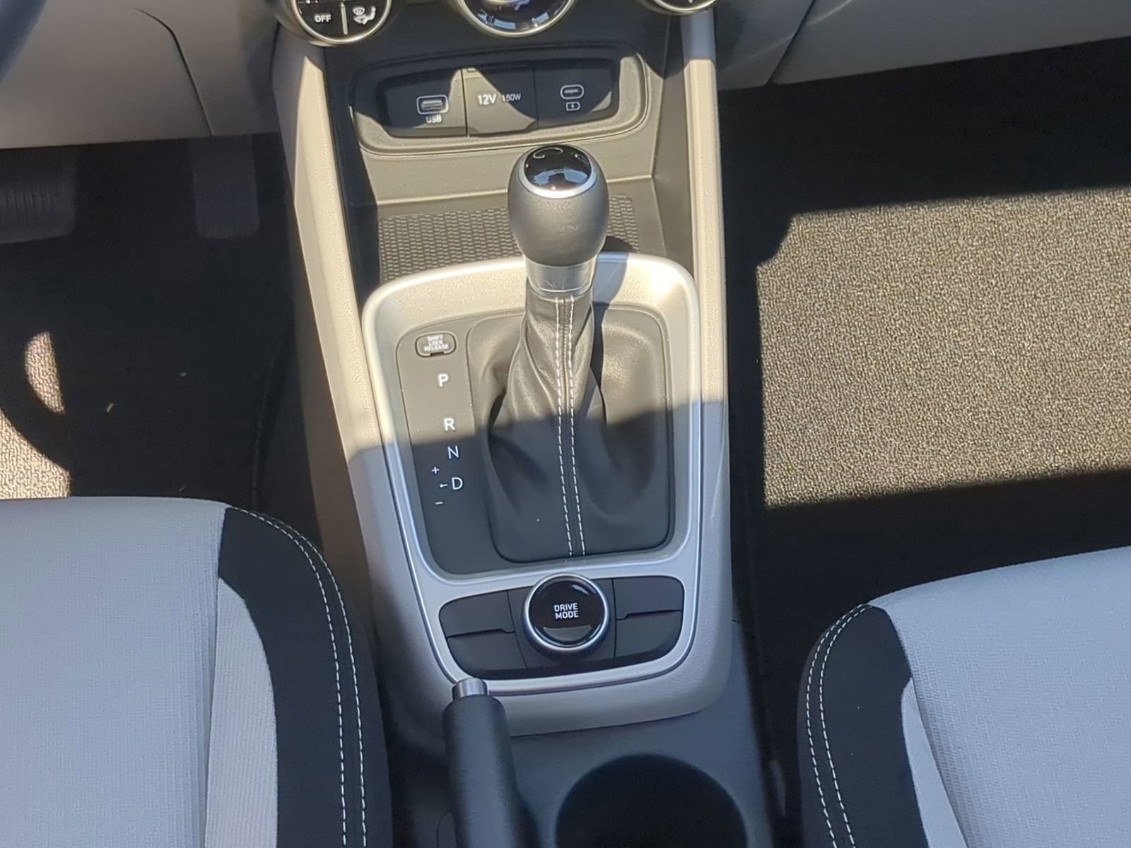 2025 Hyundai Venue SEL Image 25 of 38