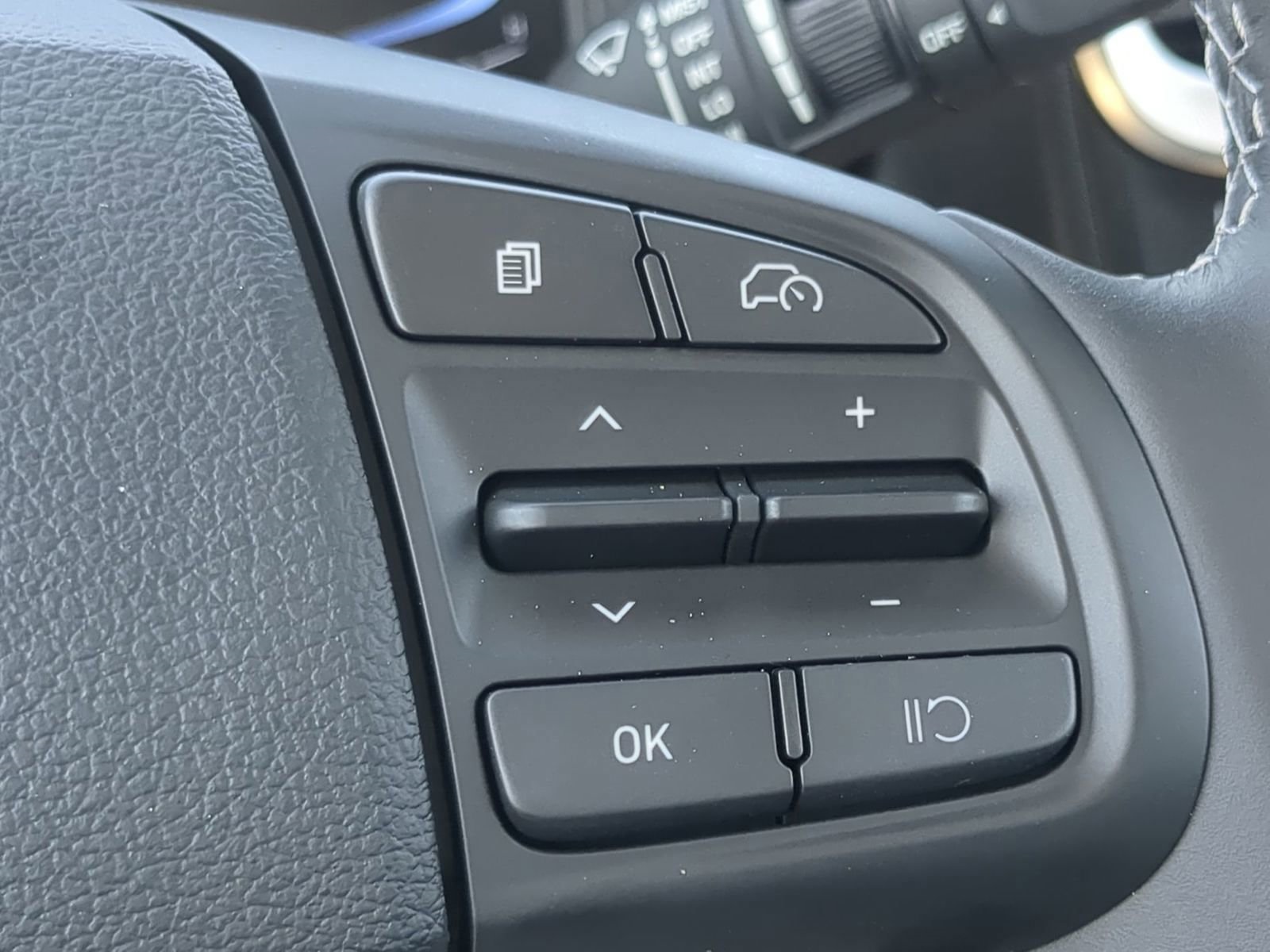 2025 Hyundai Venue SEL Image 32 of 38