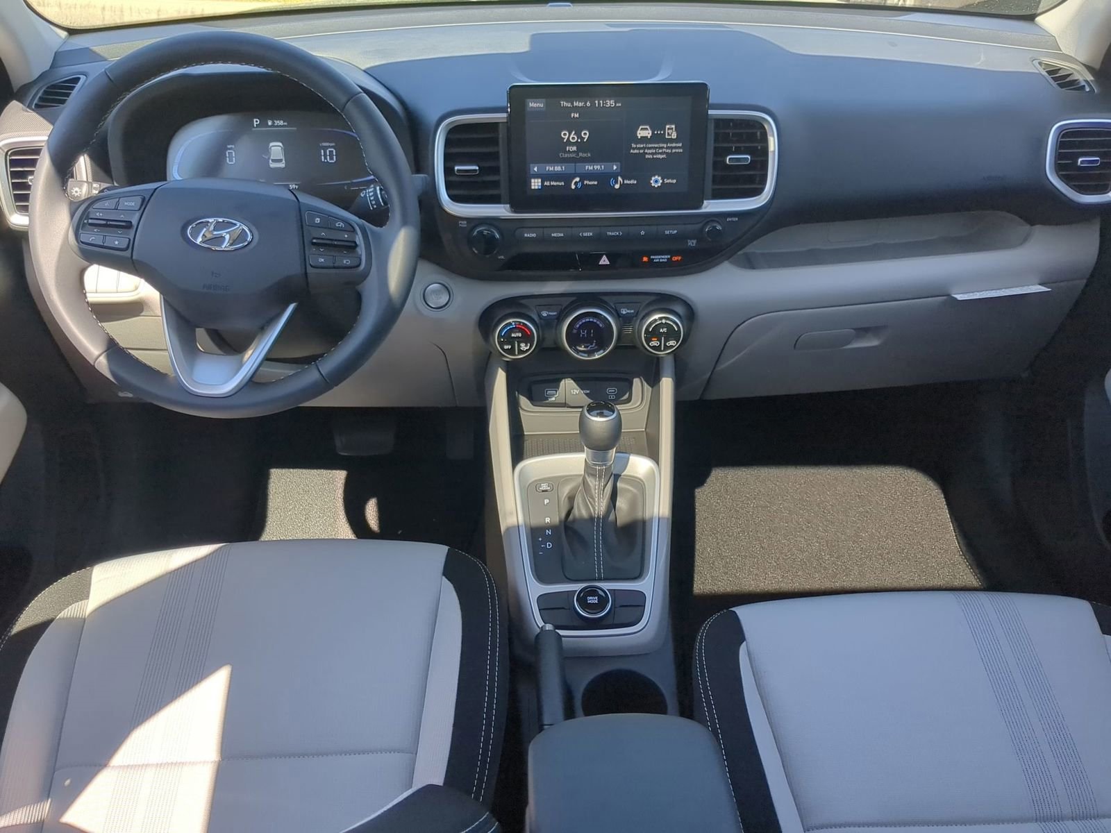 2025 Hyundai Venue SEL Image 21 of 38