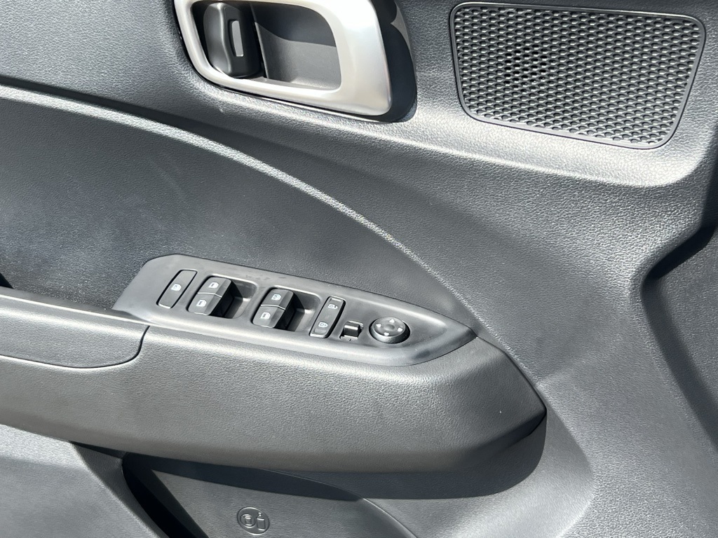 2025 Hyundai Venue SEL Image 15 of 18