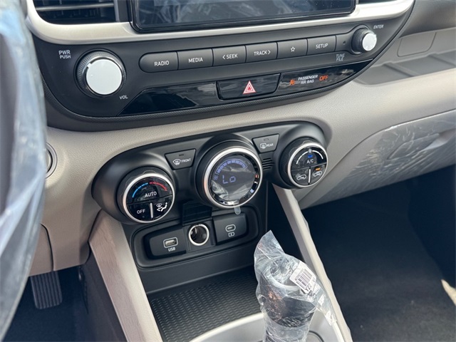 2025 Hyundai Venue SEL Image 16 of 21