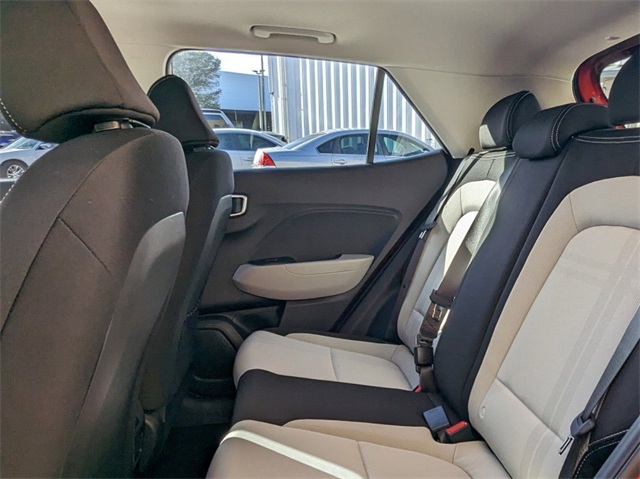 2025 Hyundai Venue SEL Image 12 of 36