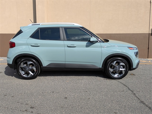 2025 Hyundai Venue SEL Image 6 of 36