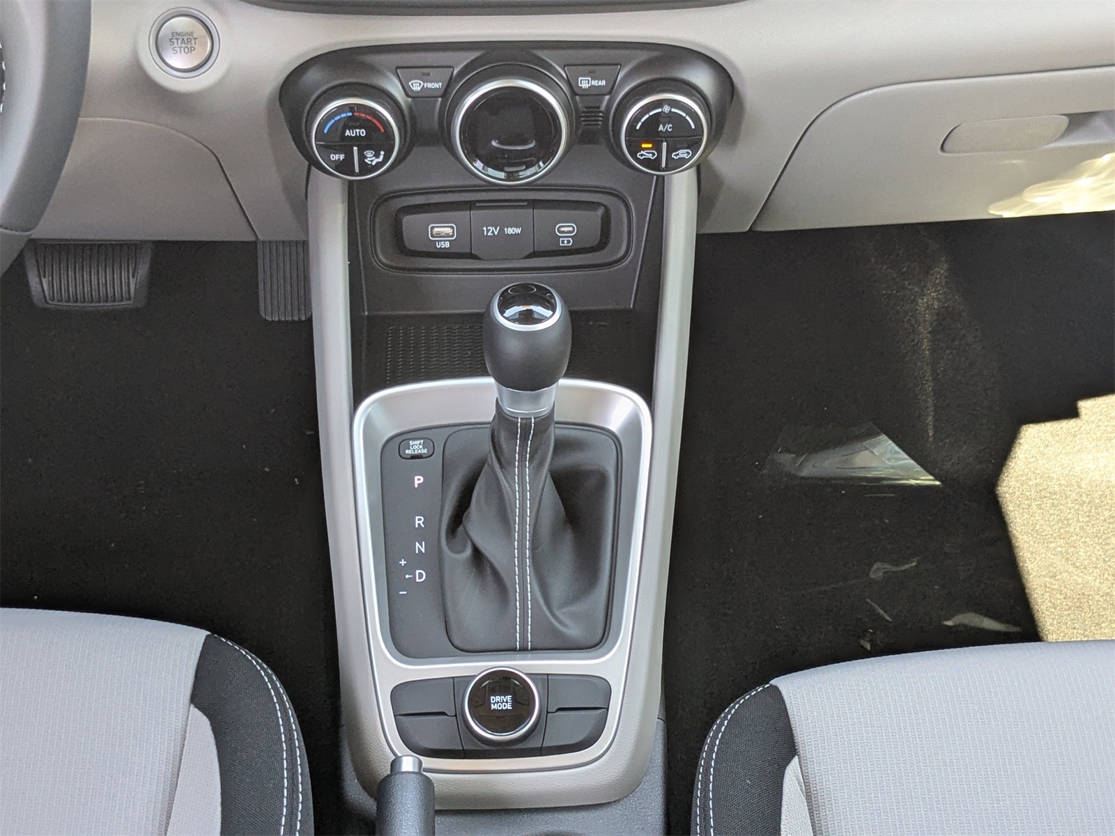 2025 Hyundai Venue SEL Image 17 of 40