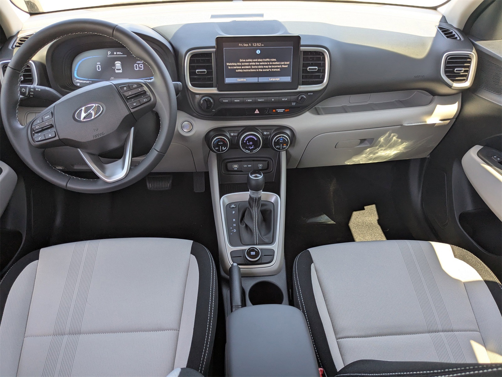 2025 Hyundai Venue SEL Image 13 of 40