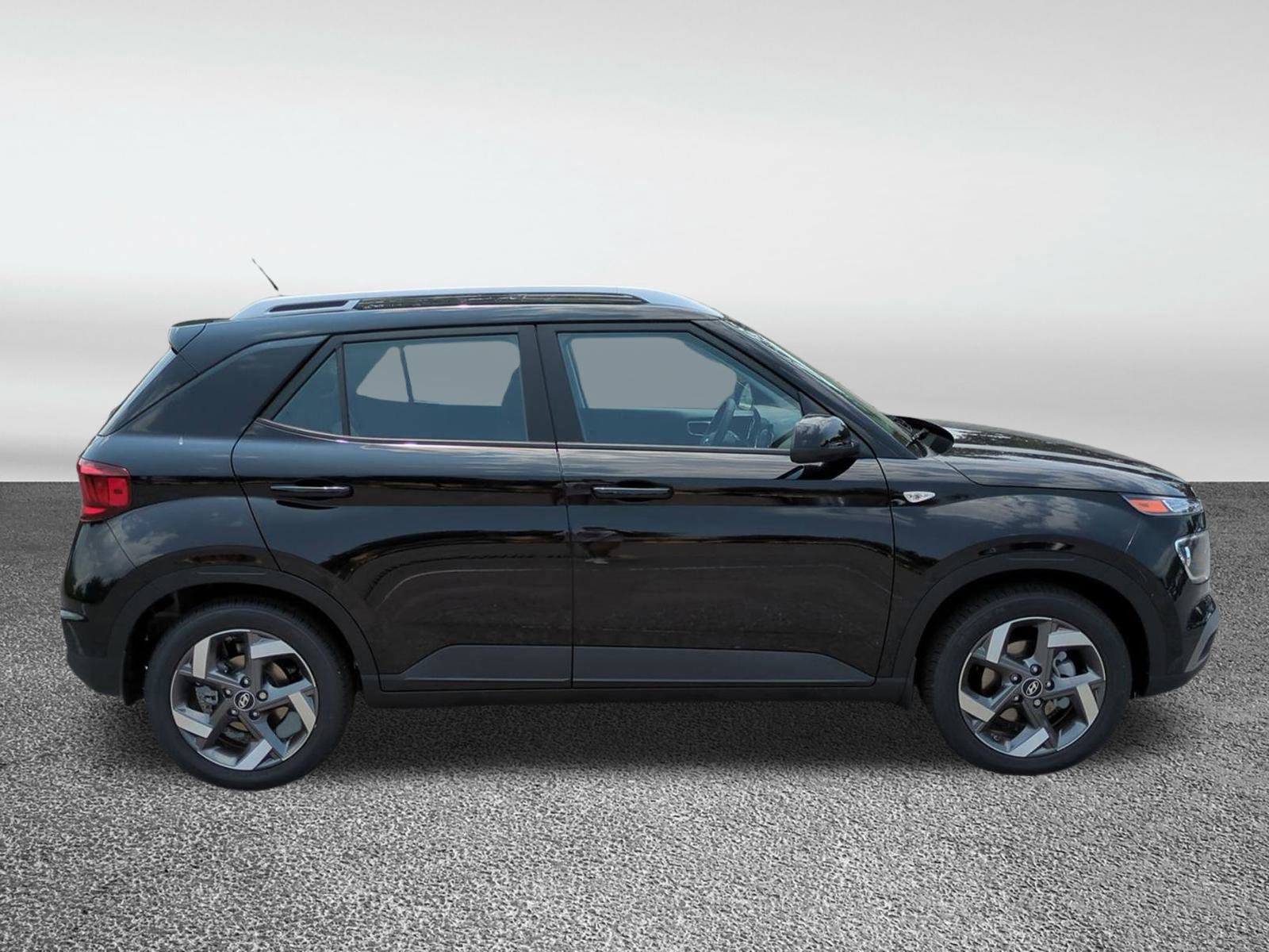 2025 Hyundai Venue SEL Image 4 of 40