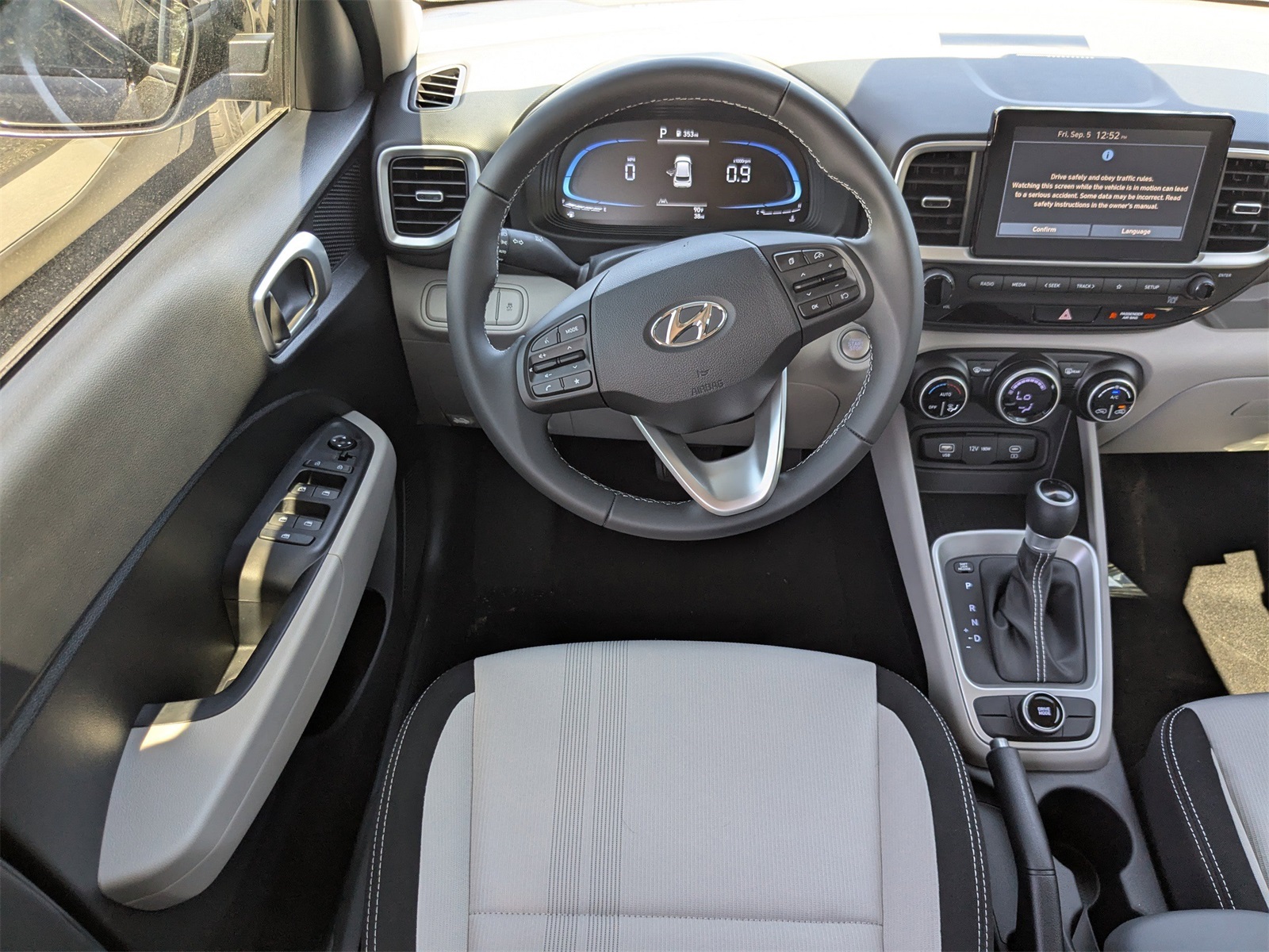 2025 Hyundai Venue SEL Image 12 of 40