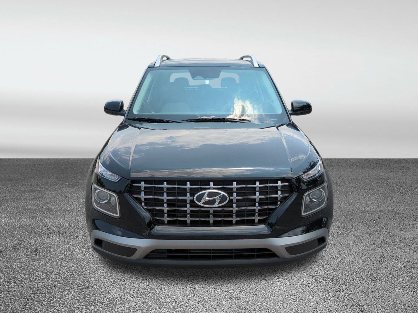 2025 Hyundai Venue SEL Image 2 of 40