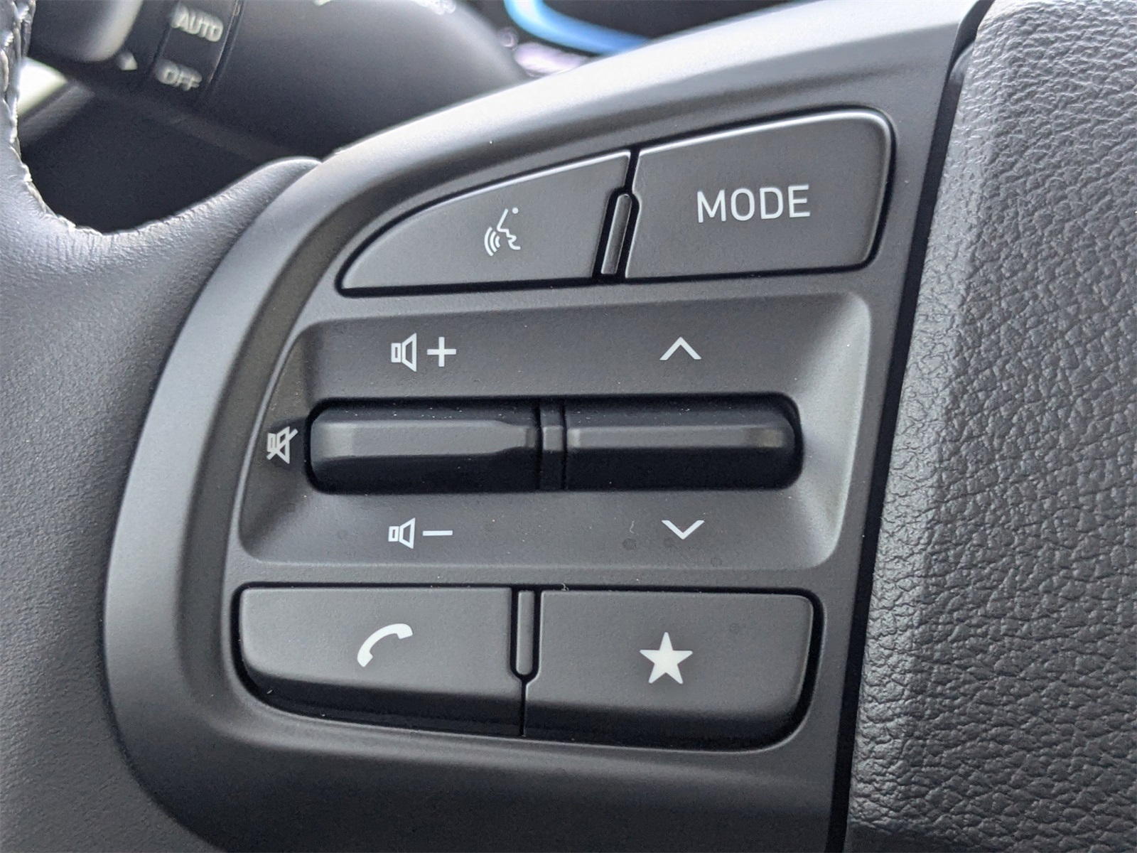 2025 Hyundai Venue SEL Image 18 of 40