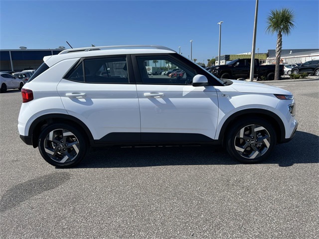 2025 Hyundai Venue SEL Image 5 of 36