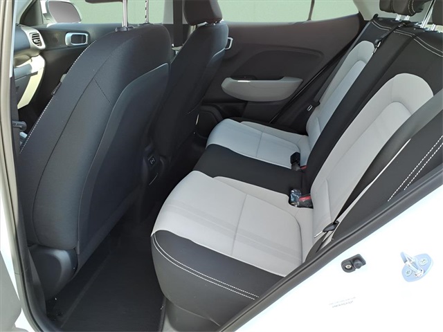 2025 Hyundai Venue SEL Image 8 of 19