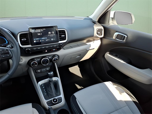 2025 Hyundai Venue SEL Image 11 of 19