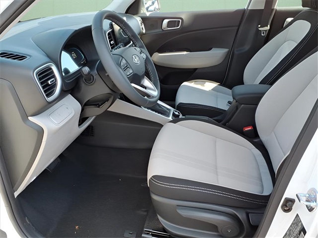 2025 Hyundai Venue SEL Image 9 of 19