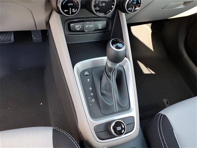 2025 Hyundai Venue SEL Image 16 of 19