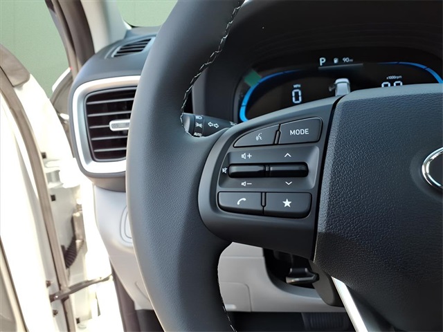 2025 Hyundai Venue SEL Image 12 of 19