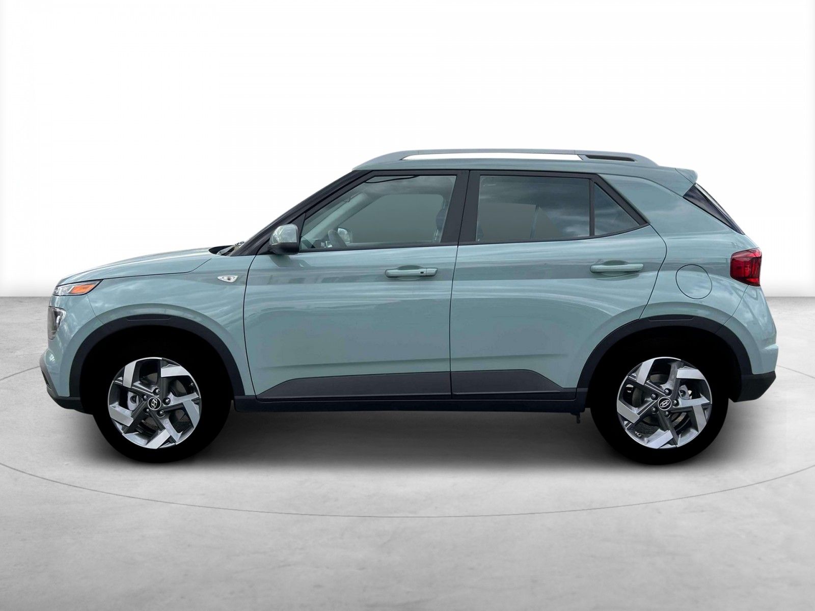 Vehicle image 13 of 21