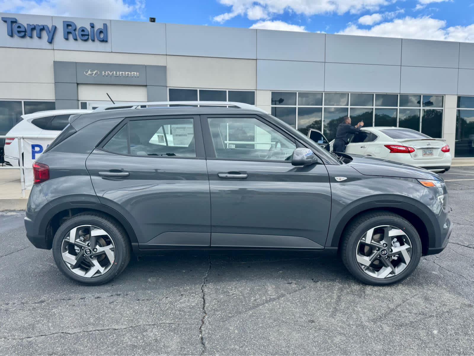 2025 Hyundai Venue SEL Image 3 of 19