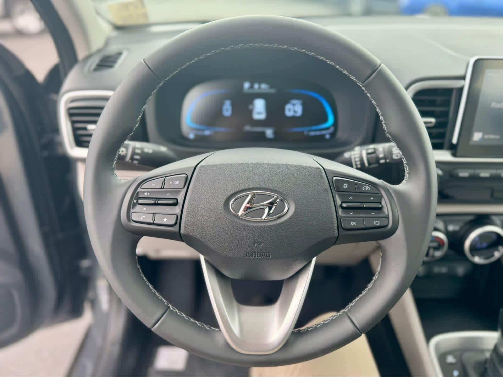 2025 Hyundai Venue SEL Image 11 of 19