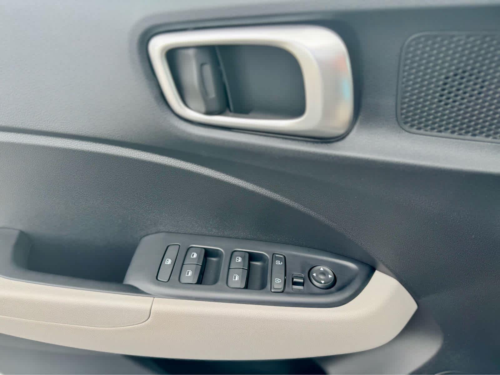 2025 Hyundai Venue SEL Image 16 of 19