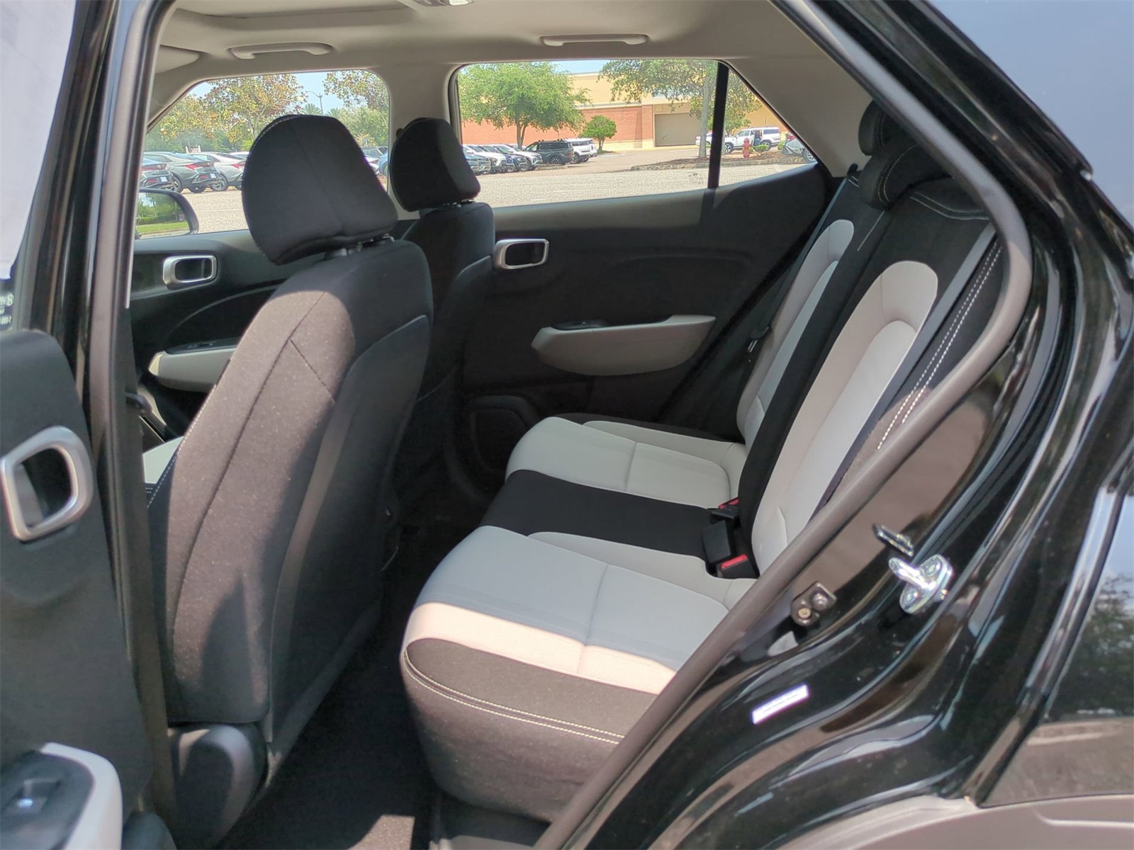 2025 Hyundai Venue SEL Image 20 of 38