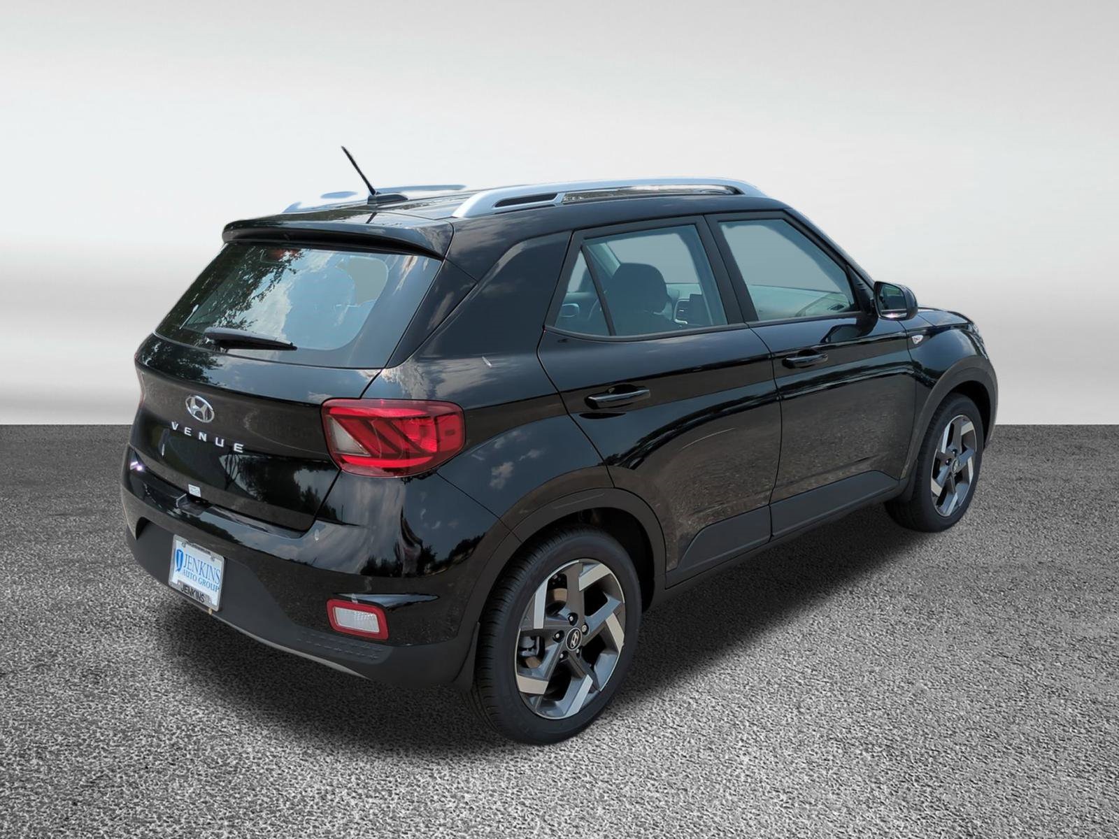 2025 Hyundai Venue SEL Image 5 of 38