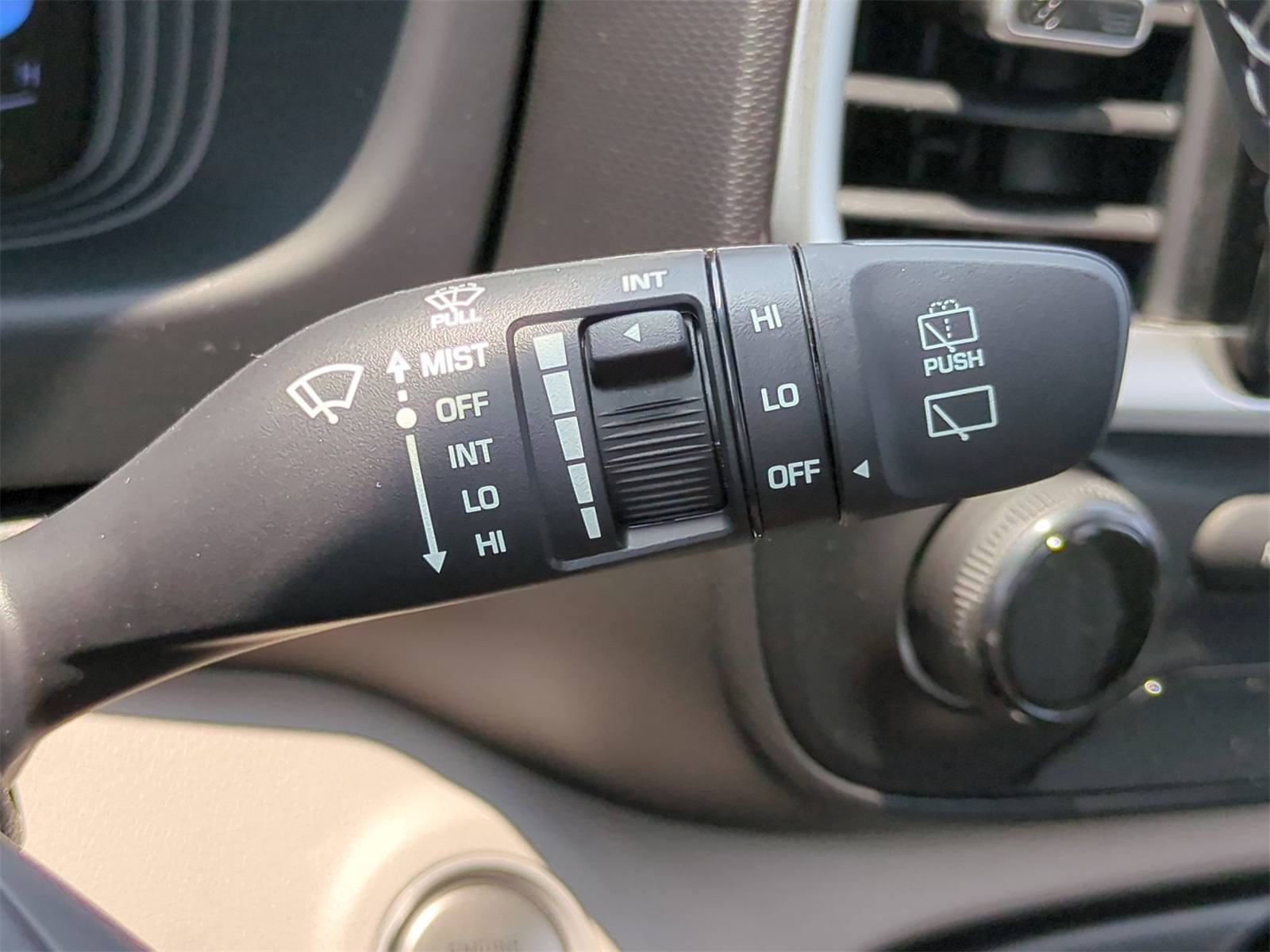 2025 Hyundai Venue SEL Image 33 of 38