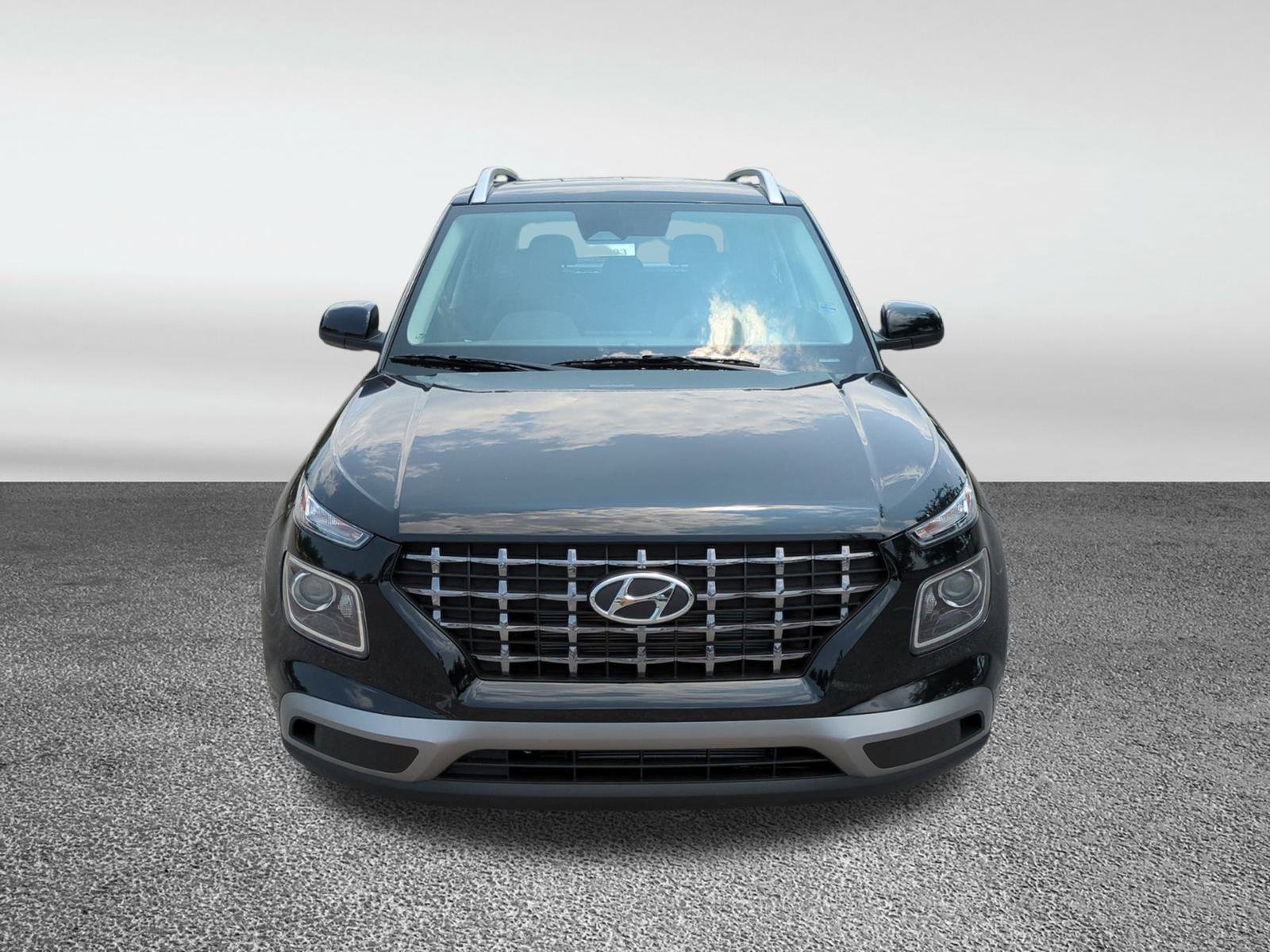 2025 Hyundai Venue SEL Image 2 of 38