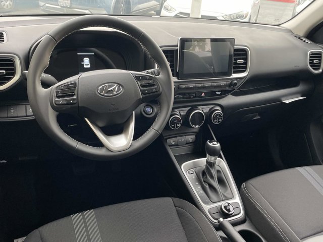 2025 Hyundai Venue SEL Image 9 of 20