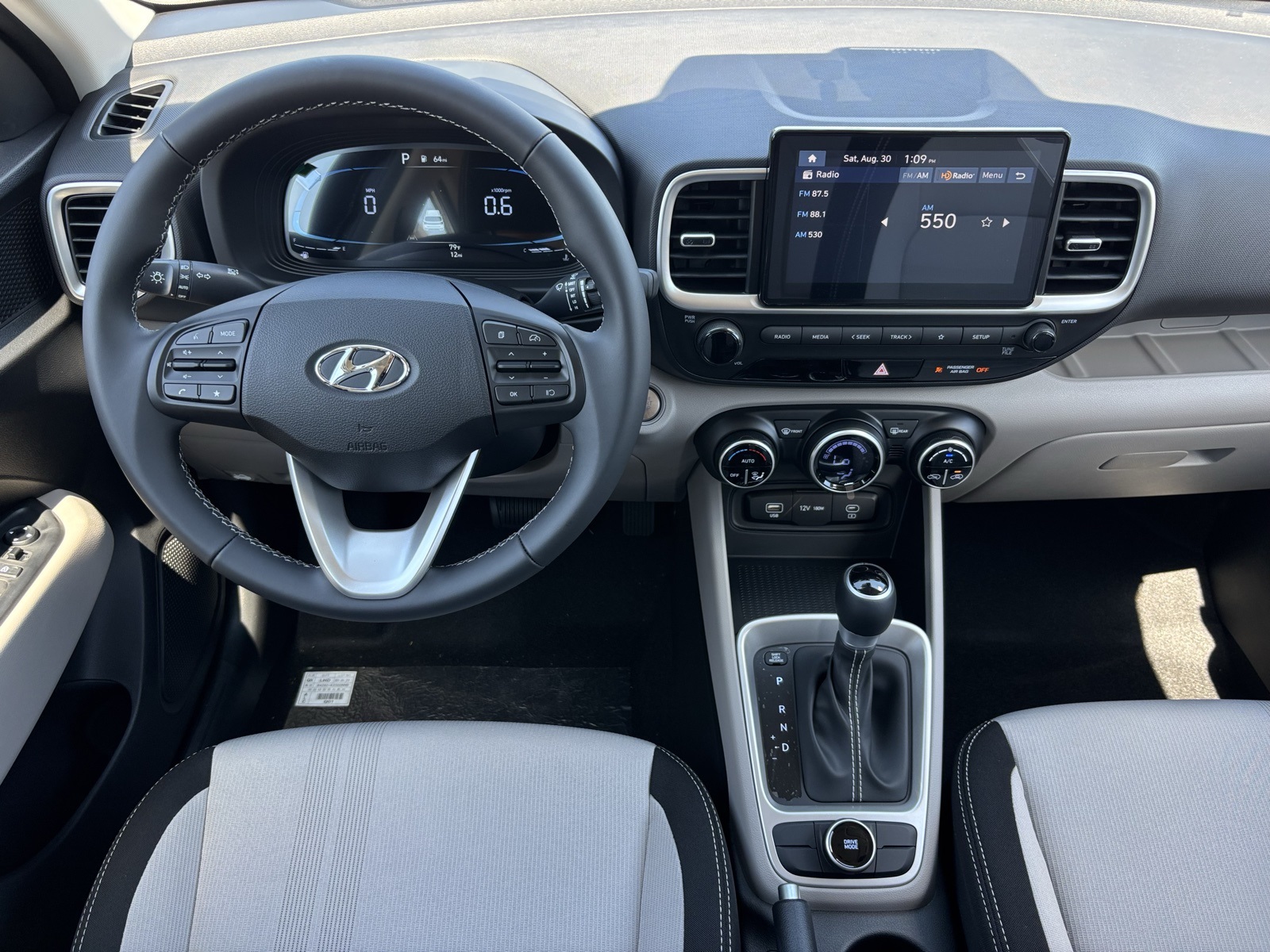 2025 Hyundai Venue SEL Image 11 of 24