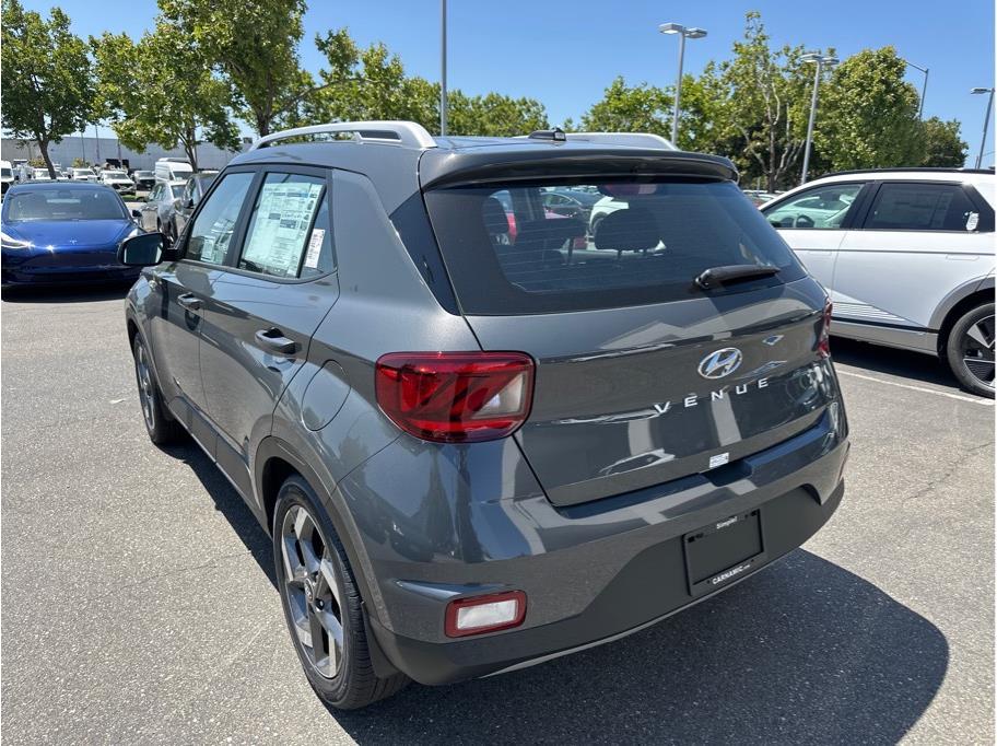 Vehicle image 7 of 24