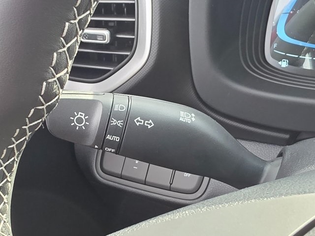 Vehicle image 33 of 44