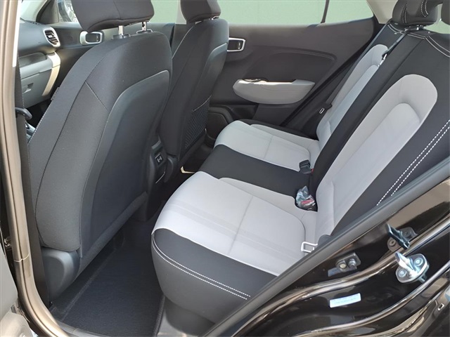 2025 Hyundai Venue SEL Image 8 of 19