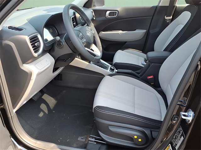 2025 Hyundai Venue SEL Image 17 of 19