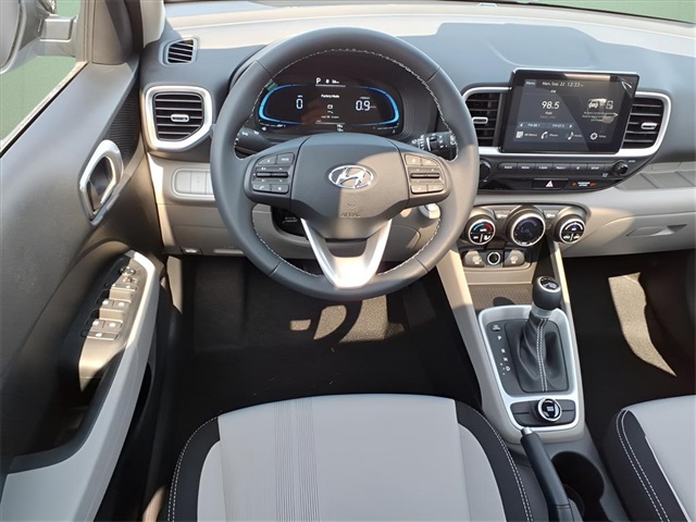 2025 Hyundai Venue SEL Image 9 of 19