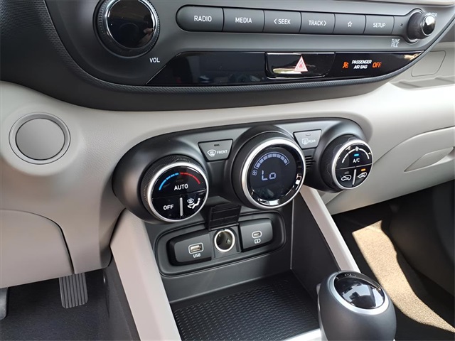 2025 Hyundai Venue SEL Image 16 of 19