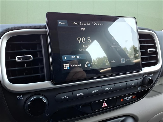 2025 Hyundai Venue SEL Image 14 of 19