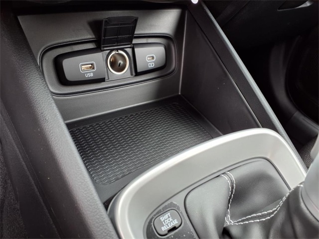 2025 Hyundai Venue SEL Image 16 of 17