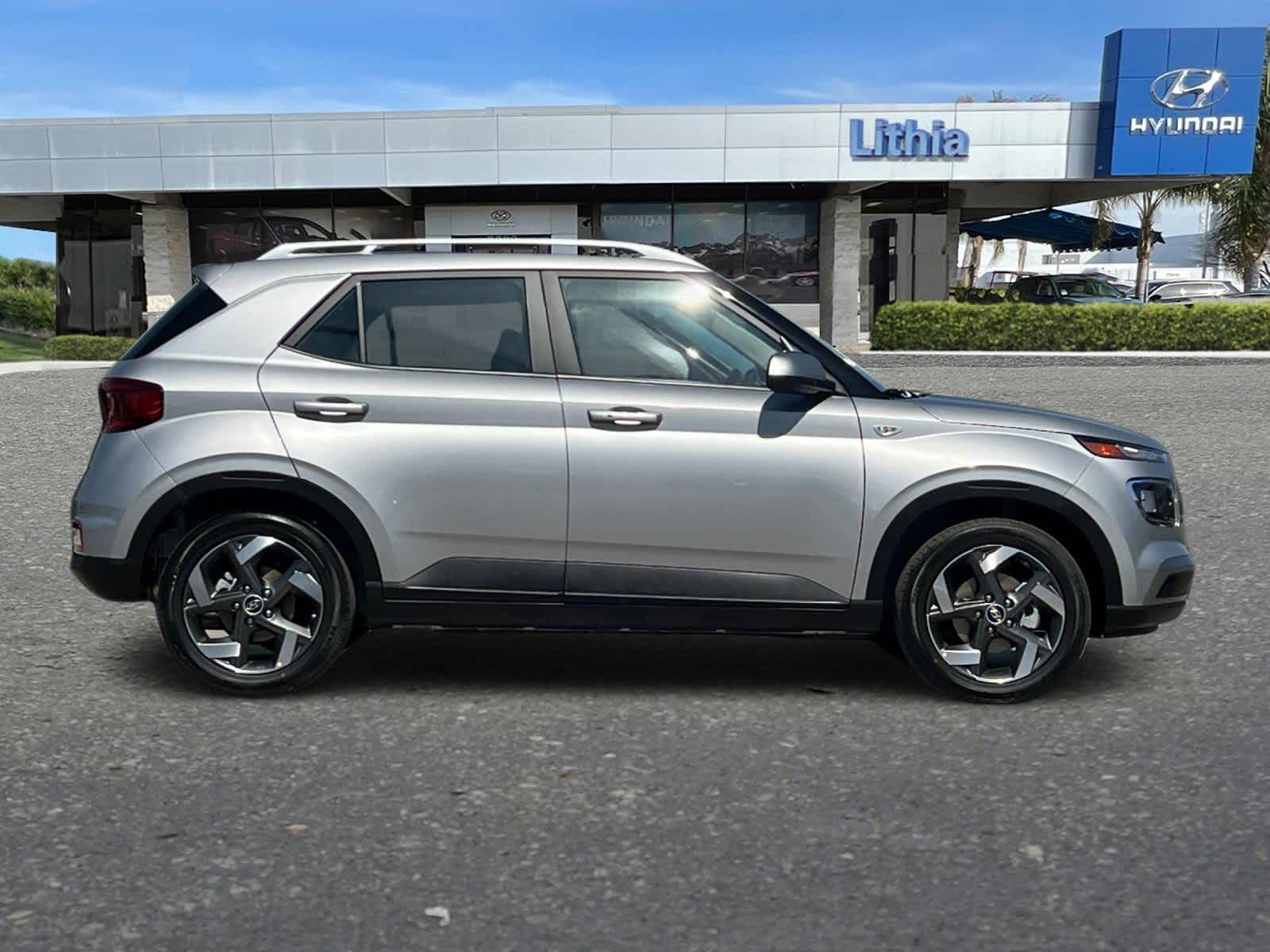 2025 Hyundai Venue SEL Image 4 of 31