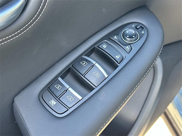 Vehicle image 15 of 18