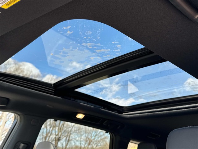 Vehicle image 14 of 18