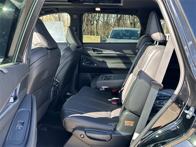 Vehicle image 8 of 18