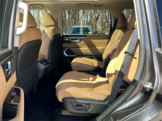 Vehicle image 9 of 18
