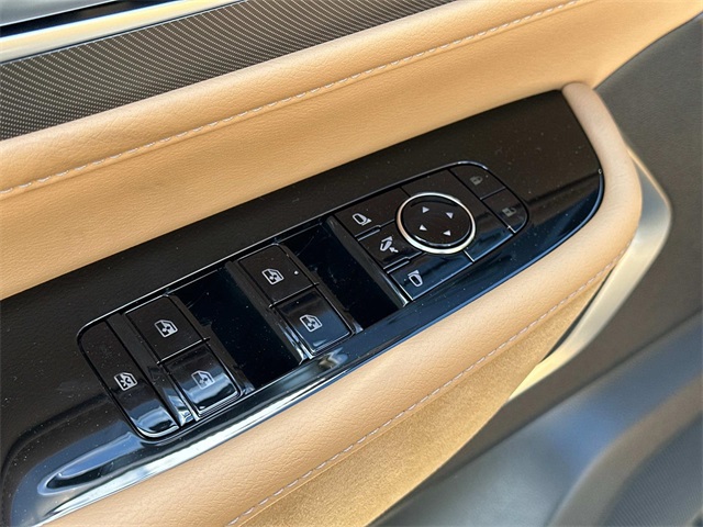 Vehicle image 15 of 18