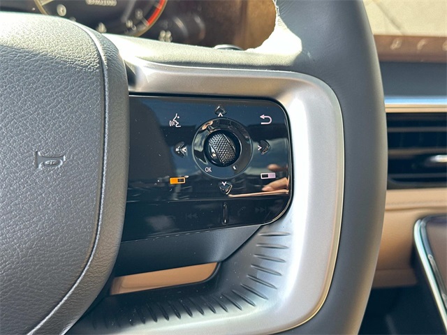 Vehicle image 17 of 18