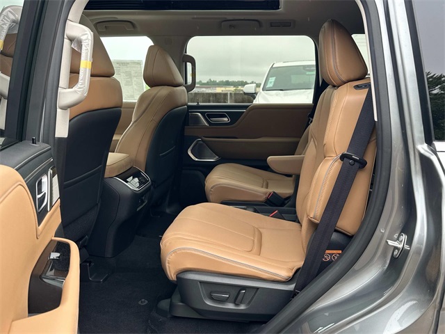 Vehicle image 8 of 18